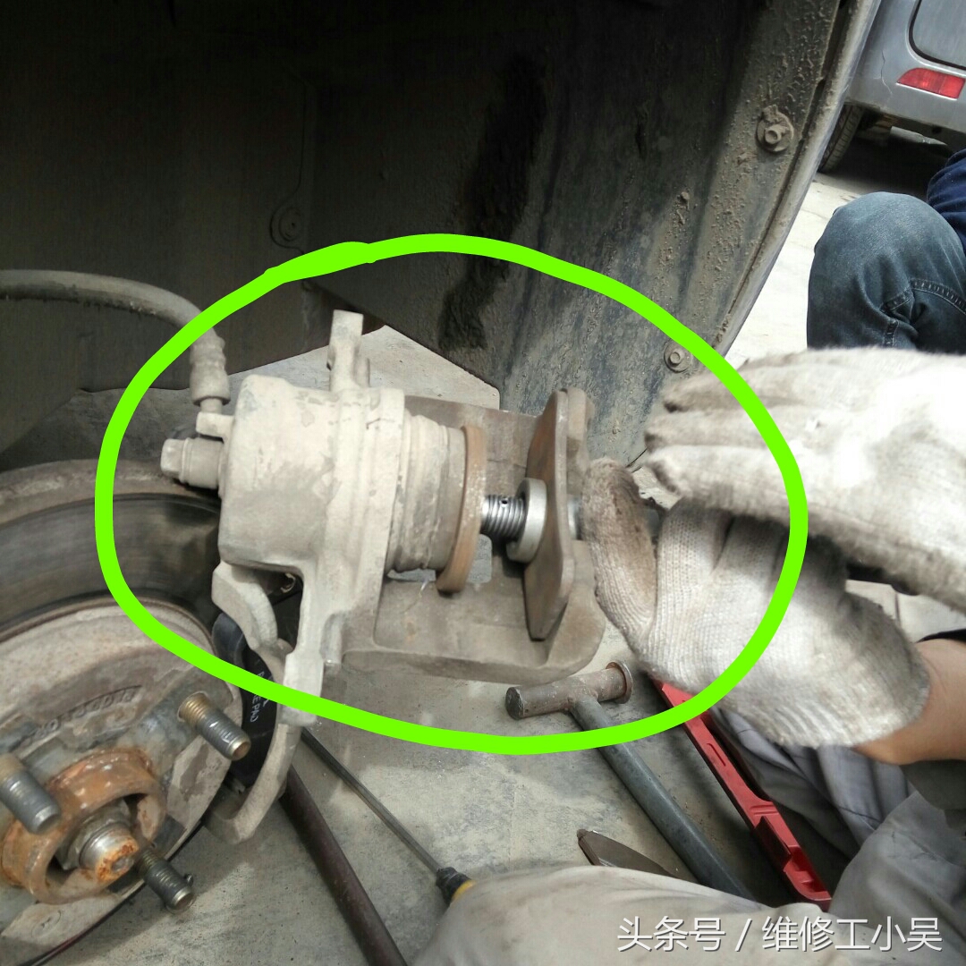 别克老凯越更换刹车片,怪不得车主说前轮刹车没有后轮的灵敏!