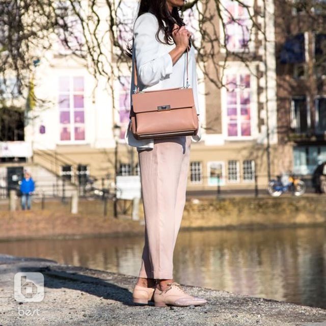 可以媲美lv邮差包容量的大牌,邮差包lv有几个颜色