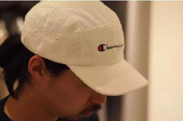 穿了一件很喜欢的卫衣,champion卫衣连帽和圆领