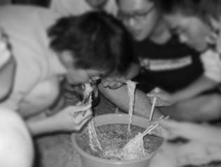 抖腿不是病,只因儿时一不小心见过洗脸盆