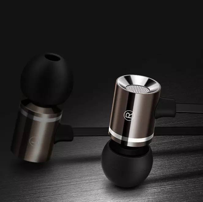 戴上耳机聆听感受音乐的旋律,戴上耳机聆听美妙的音乐