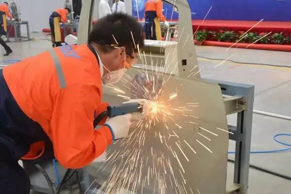 汽车钣金漆面有点凹怎么修,什么是汽车钣金凹凸怎么修复