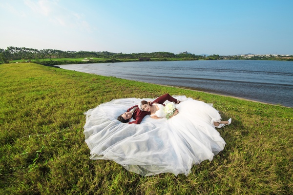 想把婚纱照拍好看一点,婚纱是怎么穿好的