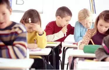 学生们上课乱讲话怎么解决,怎么管理上课调皮讲话的孩子
