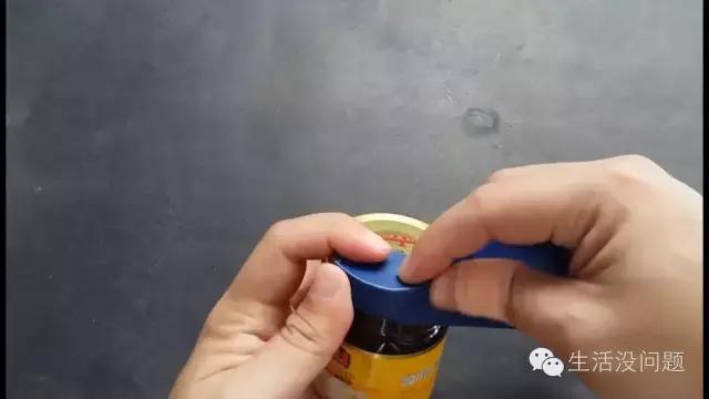 瓶盖内垫胶粘不紧怎么处理,塑料瓶盖滑丝拧不开小妙招