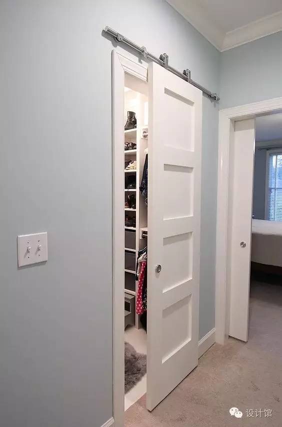 推拉门里面卡东西推不动了,厨房推拉门吊轨推不动怎么修