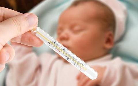 孩子发烧七到八天正常吗,小孩发烧7个小时了可以去挂水吗