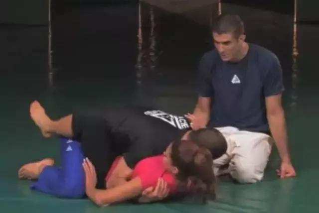 超模gigi防身,超模Gigi因携带大麻被抓