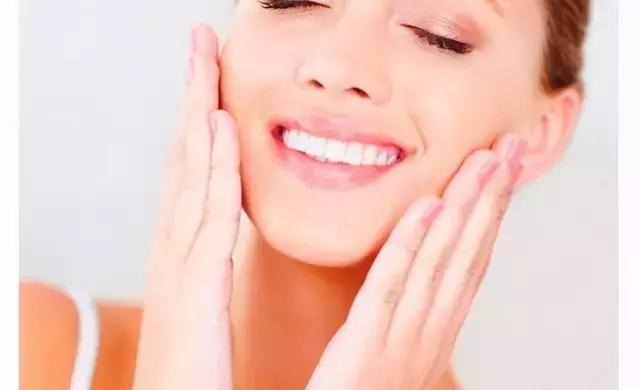 洗牙和冷光美白可以一块做吗,洗牙到底白不白