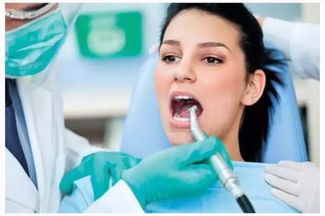 洗牙和冷光美白可以一块做吗,洗牙到底白不白