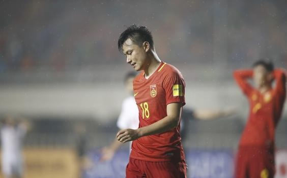 不胜反输成国庆第一堵!国足门将送礼叙利亚门将如演员卧草都太坑