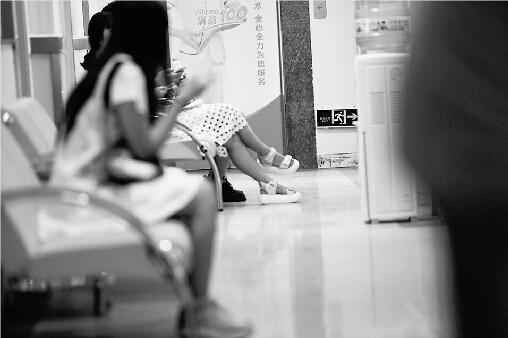 一个人做完人流在医院的心酸瞬间,从手术室走出来多狼狈