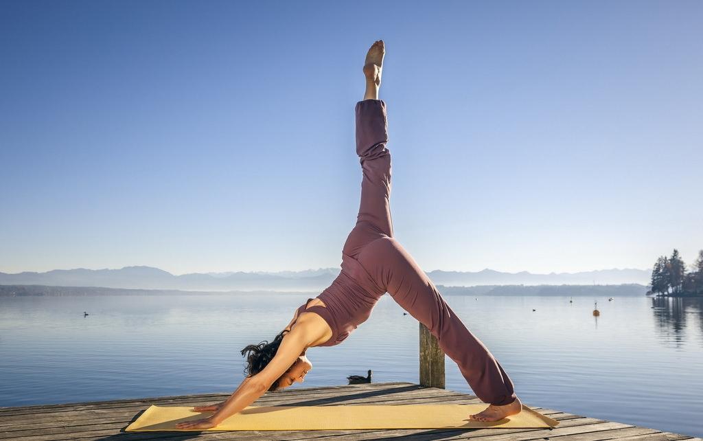 瑜伽基本运动视频,瑜伽和瑜珈有什么不一样