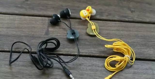 戴上耳机聆听感受音乐的旋律,戴上耳机聆听美妙的音乐