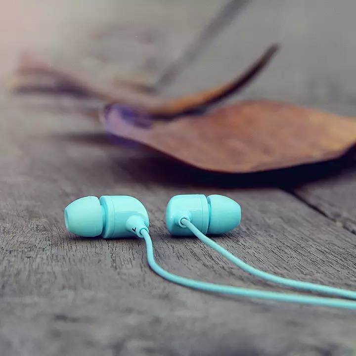 戴上耳机聆听感受音乐的旋律,戴上耳机聆听美妙的音乐