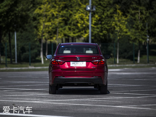 悦翔v71.0t和1.6l对比,悦翔v715款1.6l自动乐享怎么样