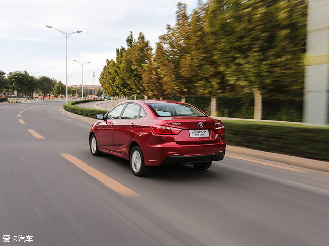 悦翔v71.0t和1.6l对比,悦翔v715款1.6l自动乐享怎么样