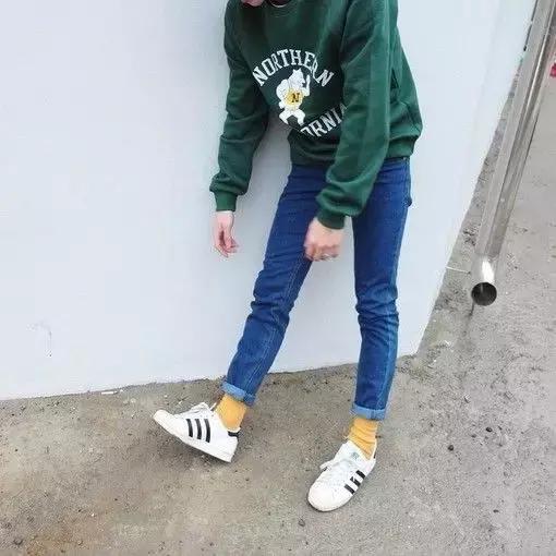 秋天如何优雅地露袜子 (秋天如何优雅的露袜子)