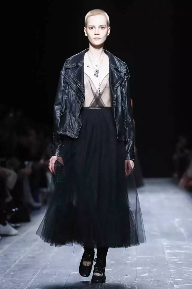 奢侈品“装嫩”变潮牌，难道是在讨好我们这些年轻人？