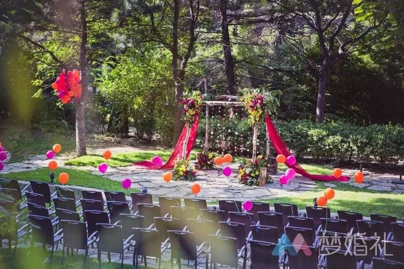 这场还原“暮光之城”的波西米亚婚礼，一只心机柯基成功抢镜