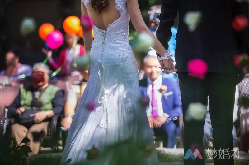 这场还原“暮光之城”的波西米亚婚礼，一只心机柯基成功抢镜