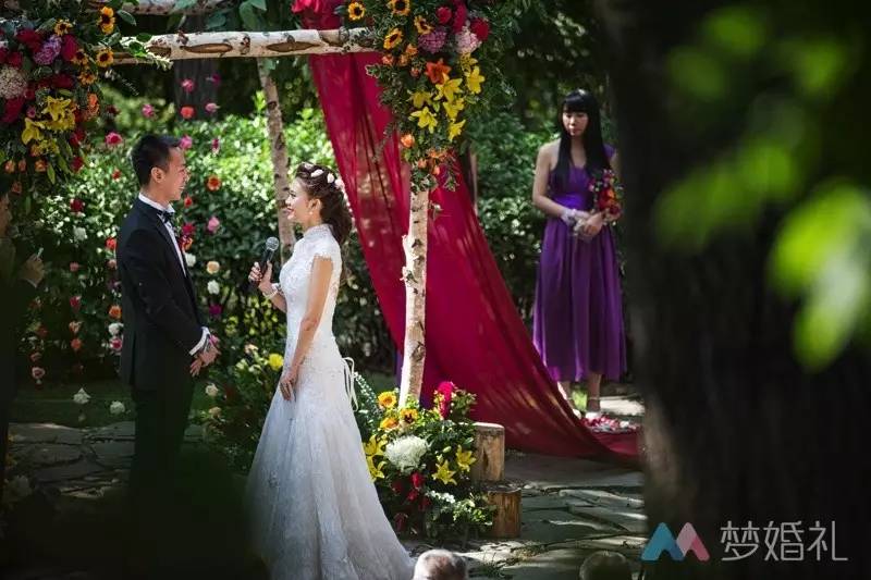 这场还原“暮光之城”的波西米亚婚礼，一只心机柯基成功抢镜