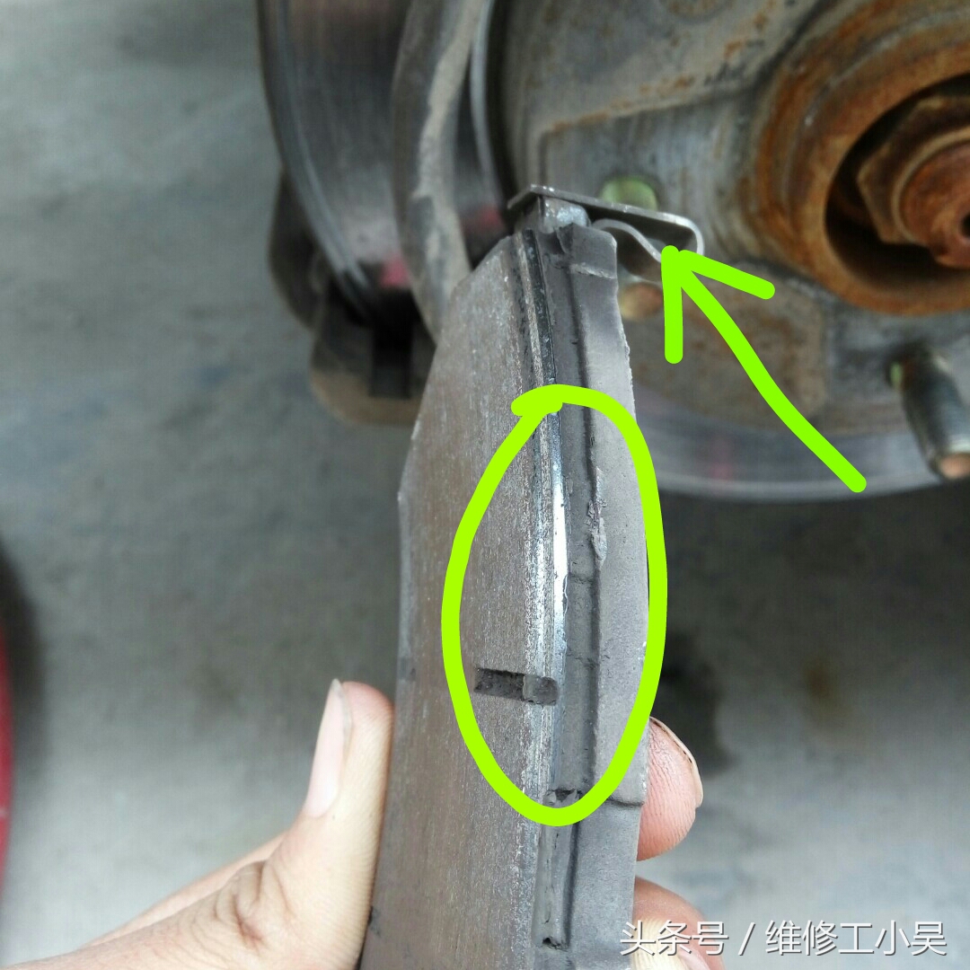 别克老凯越更换刹车片,怪不得车主说前轮刹车没有后轮的灵敏!