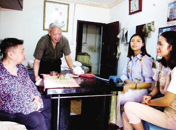 90后两个女孩的家庭居多,两个90后小姑娘农村养老