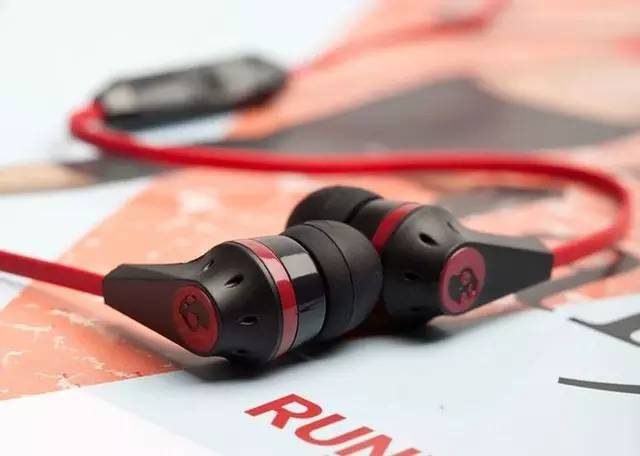 戴上耳机聆听感受音乐的旋律,戴上耳机聆听美妙的音乐