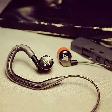 戴上耳机聆听感受音乐的旋律,戴上耳机聆听美妙的音乐