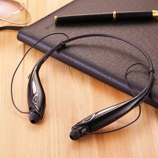 戴上耳机聆听感受音乐的旋律,戴上耳机聆听美妙的音乐