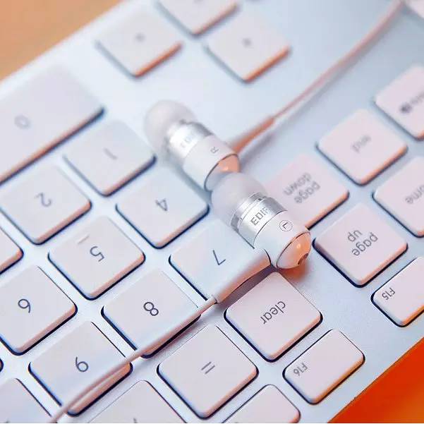 戴上耳机聆听感受音乐的旋律,戴上耳机聆听美妙的音乐