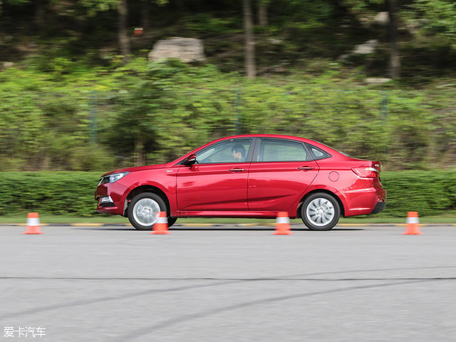 悦翔v71.0t和1.6l对比,悦翔v715款1.6l自动乐享怎么样