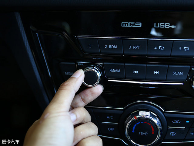 悦翔v71.0t和1.6l对比,悦翔v715款1.6l自动乐享怎么样