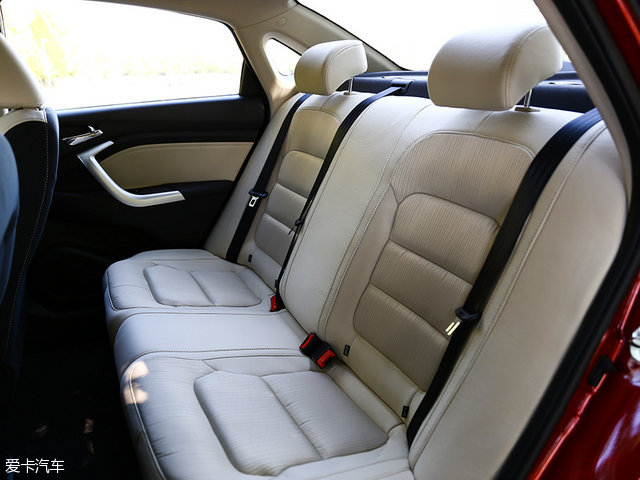 悦翔v71.0t和1.6l对比,悦翔v715款1.6l自动乐享怎么样