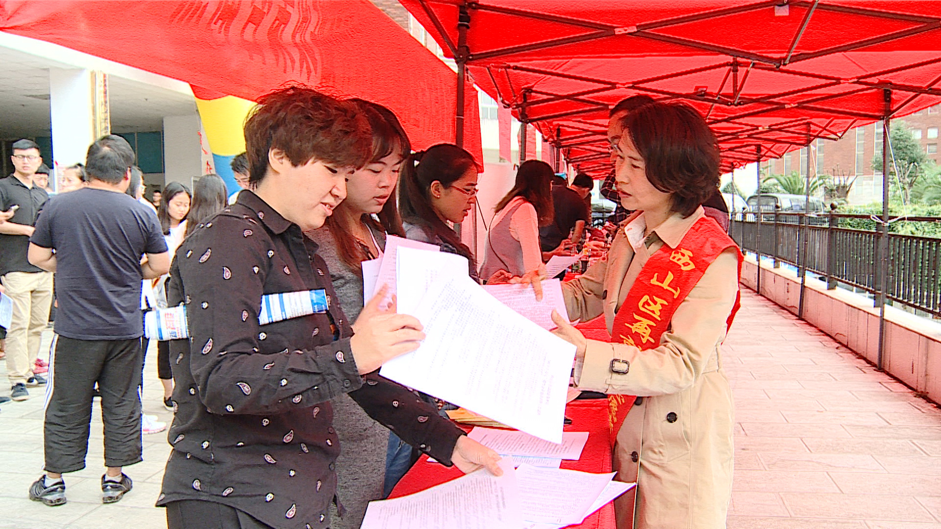 西山区：市民说*意民**，声声总关情