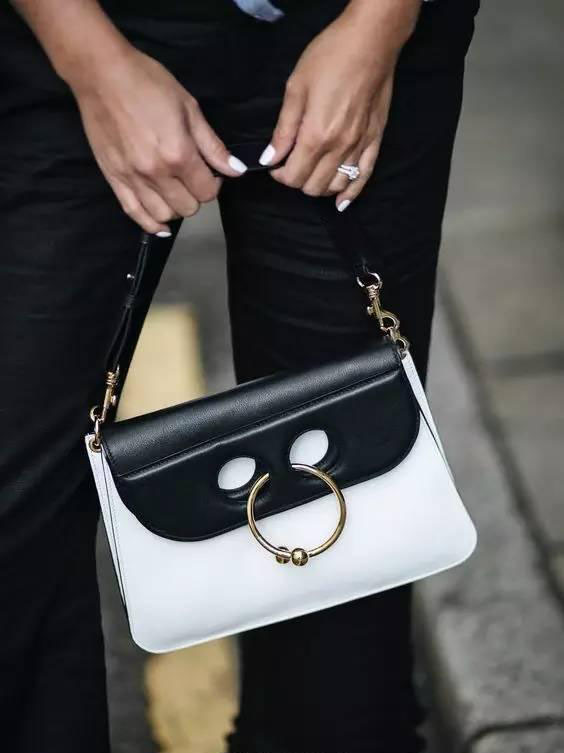 现在流行的包包小众,这款包包适合什么年龄段的人用