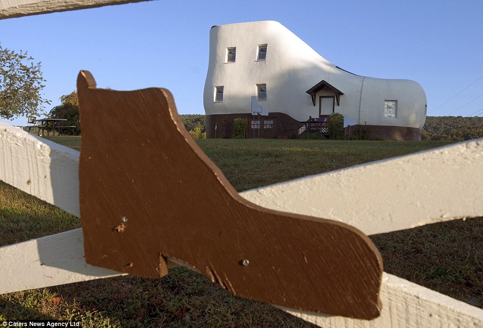 奇特!住在鞋子里的女人