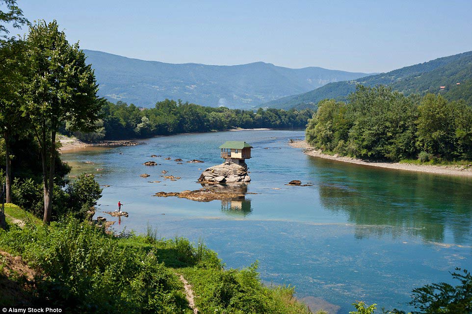 奇特！住在鞋子里的女人