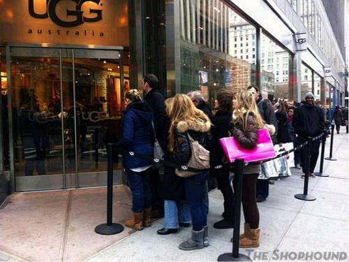 一双丑到爆的棉鞋火了几十年,年销90亿,夏天也有爆款,靠一反时尚毒招