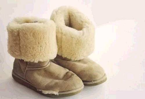 一双丑到爆的棉鞋火了几十年,年销90亿,夏天也有爆款,靠一反时尚毒招