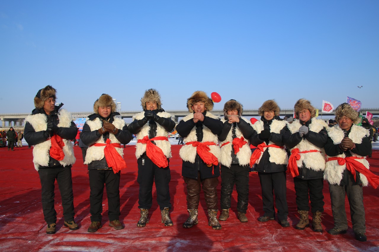 华夏丨踏雪捕鱼架铁锅,镜泊跃美