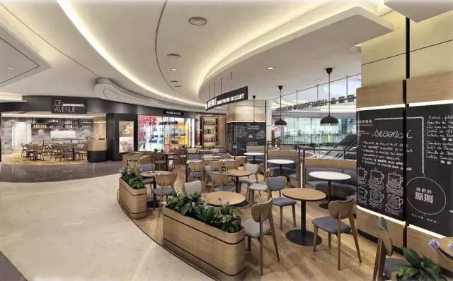 满记甜品在香港新开的旗舰店里卖起了意粉、披萨和烤玉米