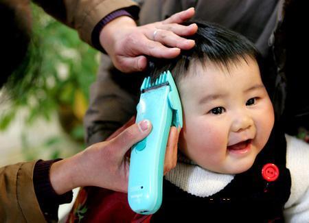 简单易操作帮孩子理发,自己在家给孩子理发技巧视频