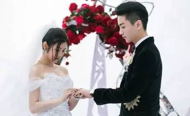 今年结婚的女星婚礼喜欢什么发型？刘诗诗陈妍希钟爱中分，林心如和张歆艺想到一起去了~