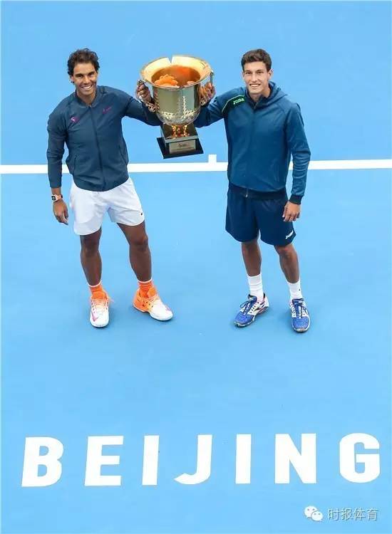 「妹逗体育」刘国梁秀自拍黑马琳：这大脸估计够你媳妇亲一个礼拜还没亲完呢