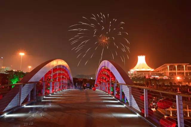 酒已点好,今晚在民歌湖酒吧街三位美艳的930主播与你有约!