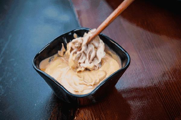 在东北人不是什么都能蘸酱,在东北什么都可以蘸酱