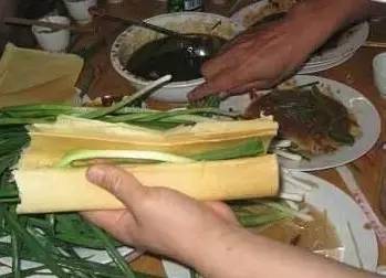 在东北人不是什么都能蘸酱,在东北什么都可以蘸酱