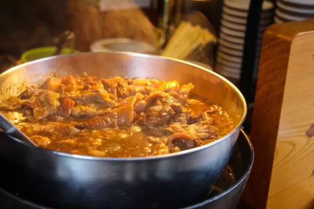 红叶堪比京都，温泉不输北海道的赏枫地，11-12月往返机票￥800+，不用担心人潮说走就走